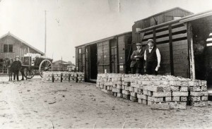 Losplaats station Groesbeek, mandjes met bosbessen gereed voor transport, circa 1920 foto via Heemkundekring Groesbeek uit: Groesbeek in oude ansichten deel 2 (1977) 